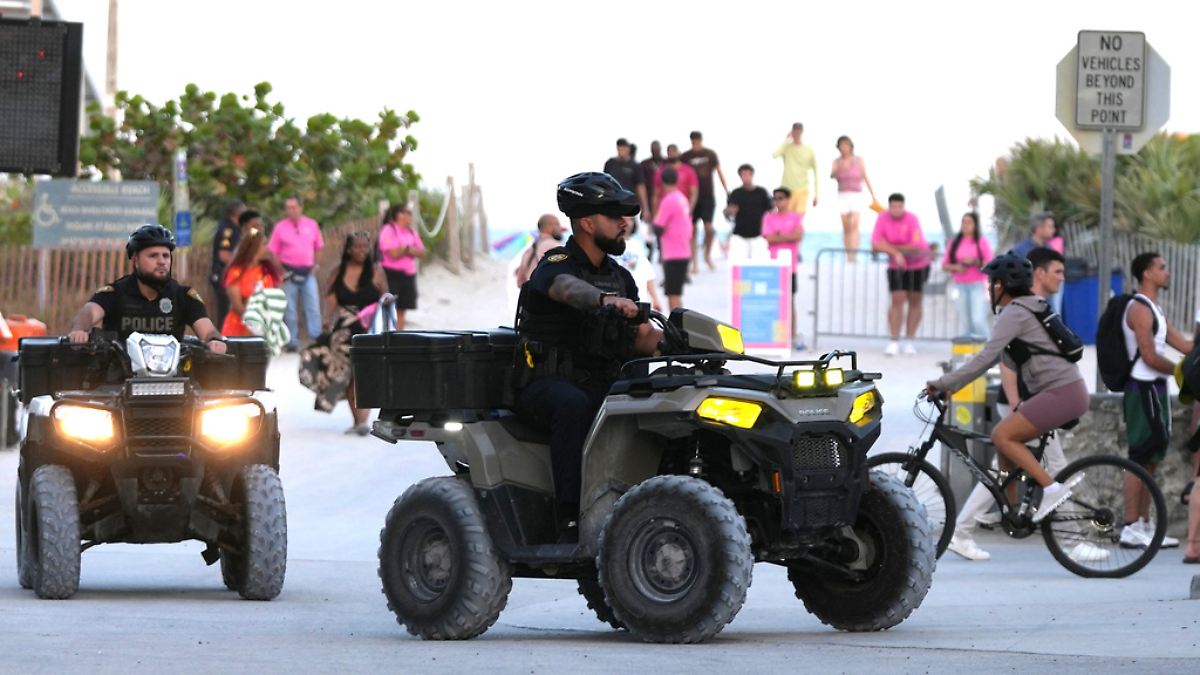 Ausgangssperre verhängt: US-Polizei kontert Jugendgewalt mit Hunden und Hubschraubern