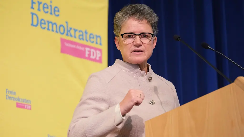 Lydia-Hueskens-ist-derzeit-Ministerin-fuer-Infrastruktur-und-Digitales-Sie-ist-FDP-Spitzenkandidatin-fuer-die-Landtagswahl