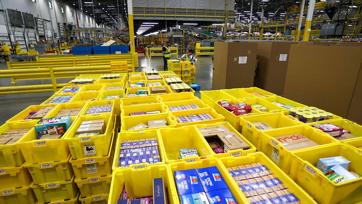 Untersagte Hilfeleistung?: Bericht: Amazon-Arbeiter mussten um toten Kollegen herumarbeiten