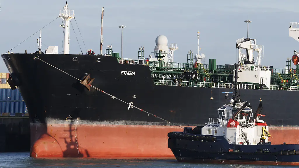 Der-Oeltanker-Ethera-im-Marinestuetzpunkt-in-Zeebrugge-Die-belgischen-und-franzoesischen-Behoerden-hatten-das-Schiff-Ethera-am-Wochenende-festgesetzt-Der-Oeltanker-steht-auf-der-Sanktionsliste-der-Europaeischen-Union-und-wird-verdaechtigt-Teil-der-russischen-Schattenflotte-zu-sein