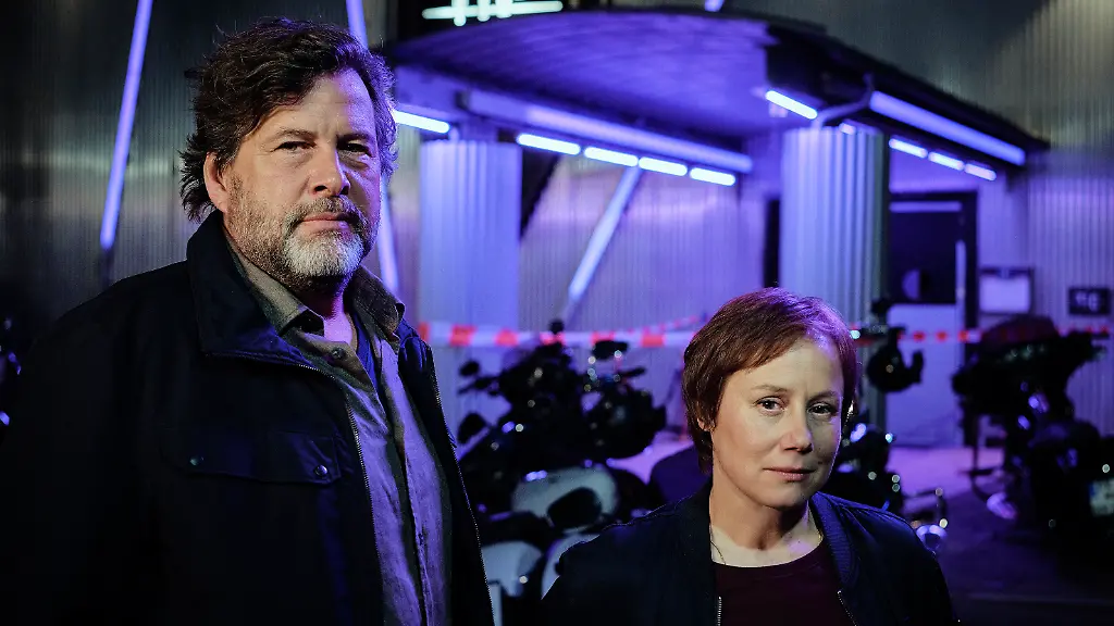ARD-SWR-TATORT-INNERE-ANGELEGENHEITEN-am-Sonntag-19-04-26-um-20-15-Uhr-im-ERSTEN-Nachtarbeit-am-Tatort-Schwarzwald-Hans-Jochen-Wagner-und-Eva-Loebau-beim-Dreh-zum-Tatort-Innere-Angelegenheiten-SWR-Benoit-Linder-honorarfrei-Verwendung-gemaess-der-AGB-im-engen-inhaltlichen-redaktionellen-Zusammenhang-mit-genannter-SWR-Sendung-und-bei-Nennung-Bild-SWR-Benoit-Linder-S2-SWR-Presse-Bildkommunikation-Baden-Baden-Tel-07221-929-22202-foto-swr