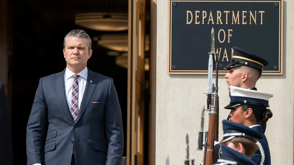 US-Verteidigungsminister-Kriegsminister-Pete-Hegseth-begruesst-den-indonesischen-Verteidigungsminister-nicht-im-Bild-am-Montag-in-Washington-im-Pentagon-zu-einem-Treffen