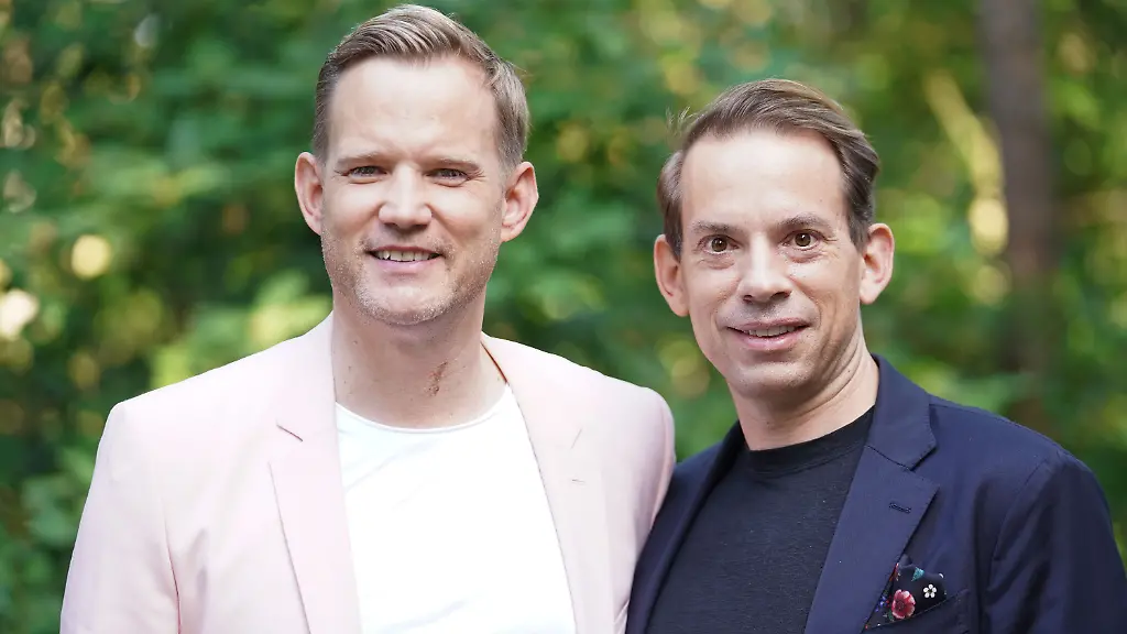 Hendrik-Streeck-Paul-Zubeil-beim-Sommerfest-von-BILD-hilft-e-V-Ein-Herz-fuer-Kinder-am-25-Juni-2024-in-den-Wannseeterassen-in-Berlin