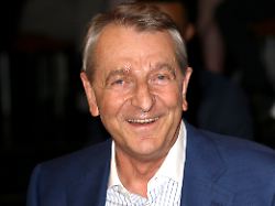 Schwerer als Mediamarkt-Gründung: Diese Millionäre wollen den Wal retten