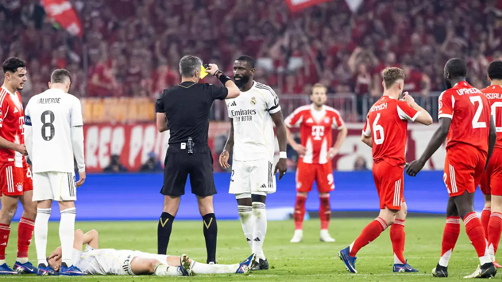 FOOTBALL-Bayer-de-Munich-Real-Madrid-UEFA-Champions-League-Allianz-Arena-15-04-2026-Antonio-Ruediger-22-recoit-un-carton-jaune-PUBLICATIONxNOTxINxFRAxBEL-Copyright-xelyxandroxcegarrax