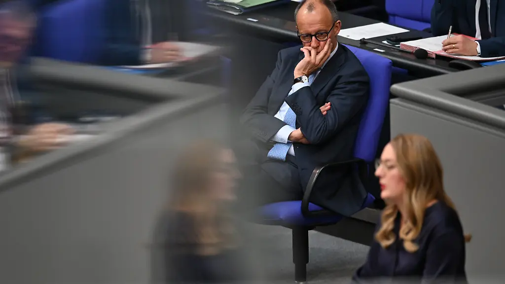 Bundeskanzler-Friedrich-Merz-M-CDU-verfolgt-im-Plenarsaal-des-Bundestag-die-Rede-von-Katharina-Droege-Fraktionsvorsitzende-von-Buendnis-90-Die-Gruenen-Im-Bundestag-wird-ein-Gesetzentwurf-der-Koalitionsfraktionen-zur-Senkung-der-Energiesteuern-debattiert