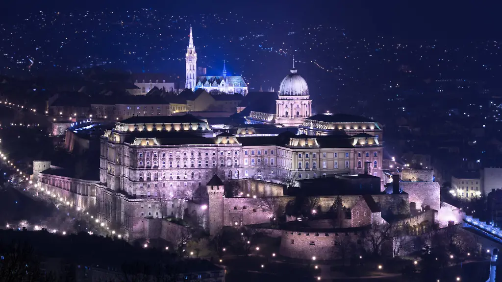 Nachtansicht-der-Budaer-Burg-in-Budapest-Blick-vom-Gellertberg-beliebte-Wahrzeichen-der-ungarischen-Hauptstadt-Nachtansicht-der-Budaer-Burg-in-Budapest-Blick-vom-Gellertberg-beliebte-Wahrzeichen-der-ungarischen-Hauptstadt-LicenseRF-Copyright-xZoonar