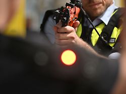 Baden-Württemberg: Licht statt Munition - Polizei übt Einsätze mit Lasern