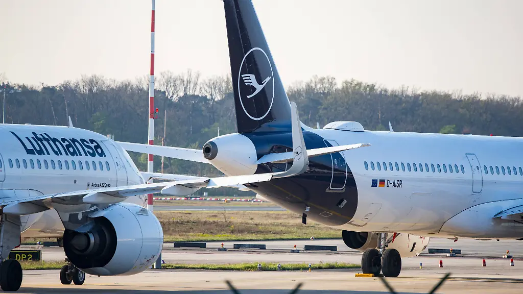 UFO-Streik-bei-Lufthansa-zahlreiche-Fluege-fallen-aus-Die-Gewerkschaft-UFO-rief-das-Kabinenpersonal-von-Lufthansa-und-Lufthansa-CityLine-am-15-04-2026-zu-einem-zweitaegigen-Streik-auf-der-von-00-01-Uhr-bis-Donnerstag-16-04-2026-23-59-Uhr-andauert-Bestreikt-werden-alle-Abfluege-der-Deutschen-Lufthansa-AG-ab-Frankfurt-und-Muenchen-sowie-alle-Abfluege-der-Lufthansa-CityLine-von-neun-deutschen-Flughaefen-Am-Flughafen-Frankfurt-wurden-zahlreiche-Notpositionen-fuer-gestrandete-Maschinen-eingerichtet-und-die-Nordwestlandebahn-wurde-wegen-des-geringen-Verkehrsaufkommens-geschlossen-alle-verbleibenden-Starts-und-Landungen-laufen-ueber-die-drei-anderen-Bahnen