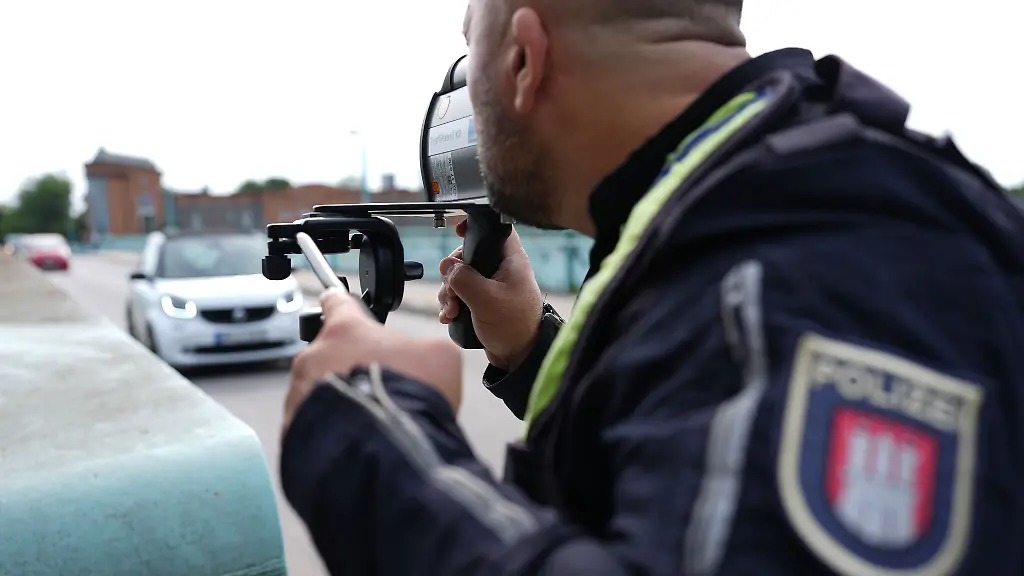 Ob-stationaer-oder-mit-Messgeraeten-In-Hamburg-sind-Tausende-Raser-an-nur-einem-Tag-registriert-worden