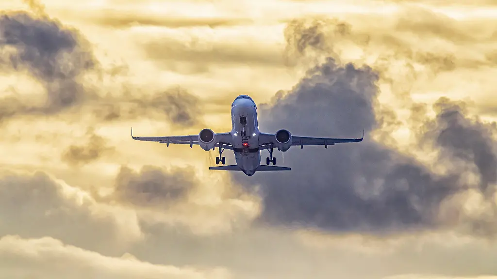 FLughafen-Stuttgart-mit-Flugzeug-beim-Start-Eurowings-Airbus-A320-vor-dunklen-Wolken-Lichtstimmung-am-Abend