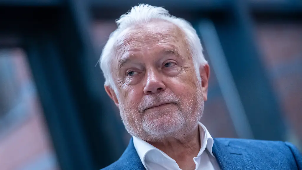 Wolfgang-Kubicki-FDP-steht-vor-der-Pressekonferenz-in-der-Bundeszentrale-der-FDP-dem-Hans-Dietrich-Genscher-Haus-nach-den-Landtagswahlen-in-Rheinland-Pfalz