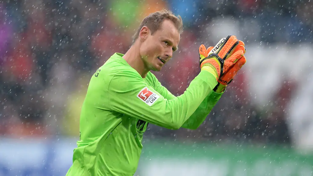 Torwart-Alexander-MANNINGER-A-Geste-Gestik-Fussball-1-Bundesliga-34-Spieltag-FC-Augsburg-A-Hamburger-SV-HH-1-3-am-14-05-2016-in-Augsburg-Deutschland