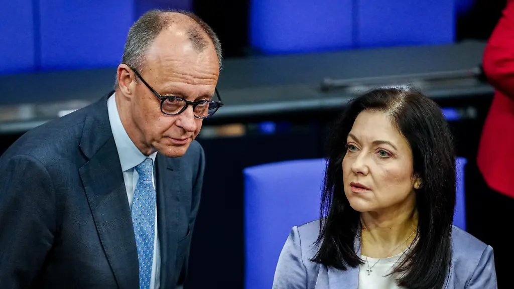 Bundeskanzler-Friedrich-Merz-CDU-und-Katherina-Reiche-CDU-Bundesministerin-fuer-Wirtschaft-und-Energie-nehmen-an-der-Sitzung-des-Bundestags-teil-Thema-ist-auch-die-erste-Lesung-des-Gesetzentwurfes-zur-Senkung-der-Energiesteuern