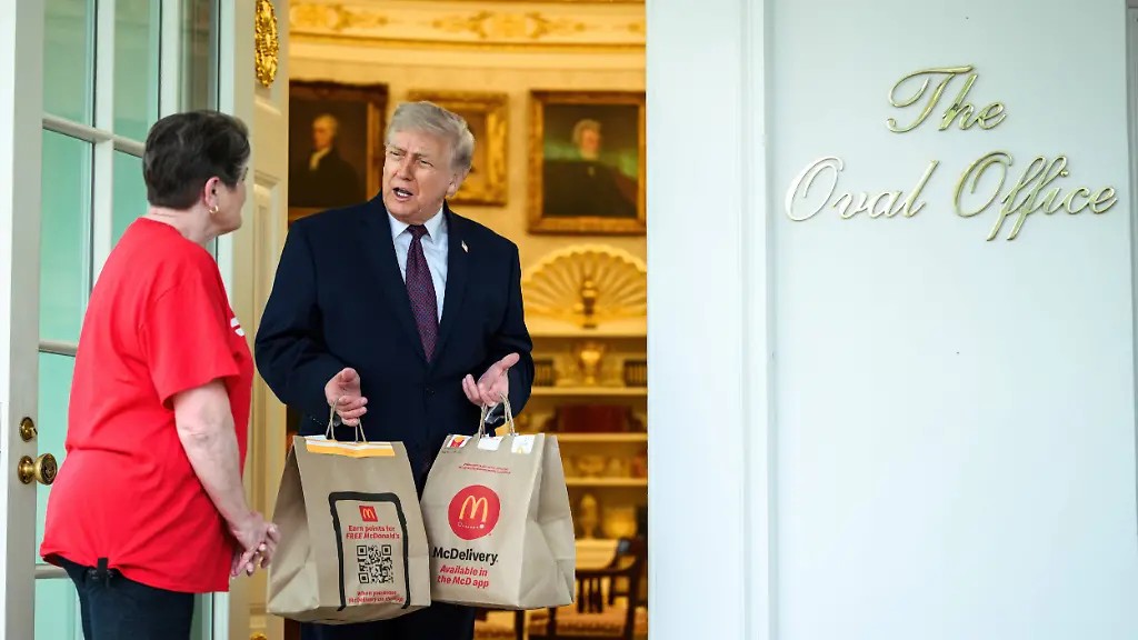 April-14-2026-Washington-Dc-United-States-of-America-U-S-President-Donald-Trump-takes-a-DoorDash-delivery-of-McDonaldAaa-s-fast-food-from-Sharon-Simmons-at-the-Oval-Office-of-the-White-House-April-13-2026-in-Washington-D-C-Trump-used-the-staged-event-to-promote-his-AaoeNo-Tax-on-TipsAaA-program-The-delivery-woman-known-as-the-DoorDash-Grandma-is-working-to-pay-for-her-husbandAaa-s-cancer-treatments