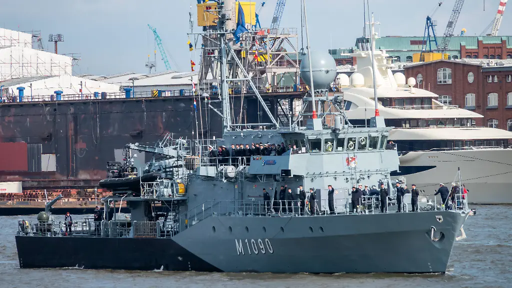 Hafengeburtstag-in-Hamburg-Auslaufparade-DEU-Deutschland-834-Hafengeburtstag-2023-in-Hamburg-Auslaufparade-Das-Minenabwehrfahrzeug-Pegnitz-M1090-der-Deutschen-Marine-faehrt-neben-anderen-Schiffen-auf-der-Elbe-im-Hafen-Im-Hintergrund-liegt-die-Luxusjacht-Alaiya-neben-dem-Dock-von-Blohm-und-Voss-Bei-dem-Hafenfest-an-der-Elbe-wurden-mehr-als-eine-Million-Besucher-erwartet