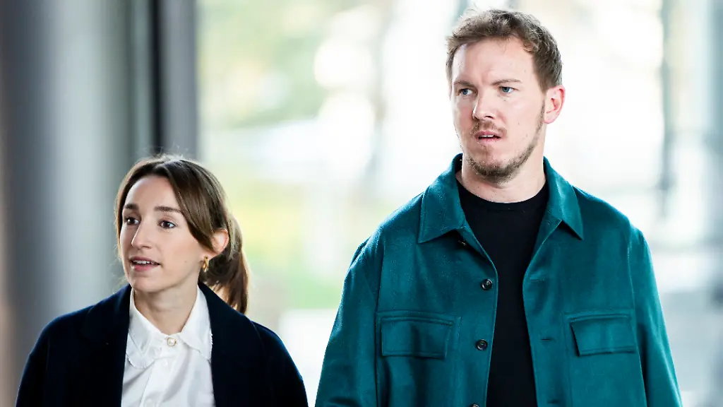 Julian-Nagelsmann-Bundestrainer-der-Deutschen-Fussball-Nationalmannschaft-der-Maenner-kommt-mit-seiner-Partnerin-Lena-Wurzenberger-zur-Preisverleihung-der-Sepp-Herberger-Awards-Die-DFB-Stiftung-verleiht-Sepp-Herberger-Awards-fuer-besondere-Projekte-und-Aktivitaeten-von-gemeinnuetzigen-Fussballorganisationen