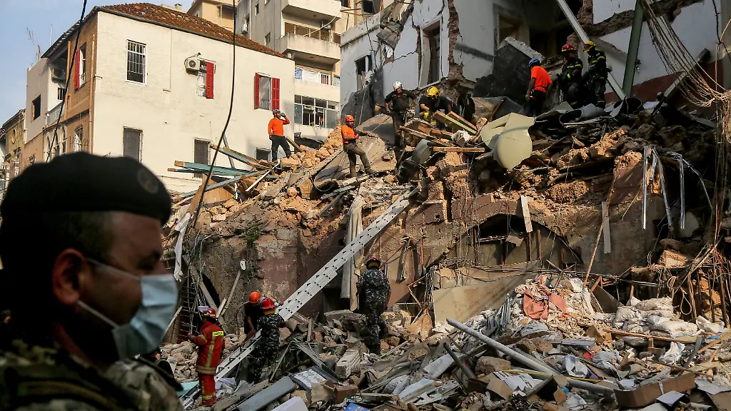 Mitglieder-des-chilenischen-Rettungsteams-und-des-libanesischen-Zivilschutzes-durchsuchen-die-Truemmer-eines-Gebaeudes