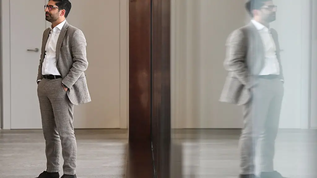 Hessens-Wirtschaftsminister-Kaweh-Mansoori-SPD-hat-im-Wirtschaftsausschuss-des-Landtags-vertraulich-Auskunft-zur-Entlassung-seines-Staatssekretaers-gegeben