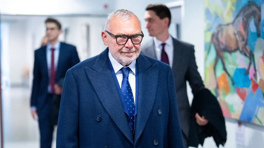 ABD0028-20260415-WIEN-OeSTERREICH-Ex-Kanzler-und-Ex-Signa-Prime-Aufsichtsratsvorsitzender-Alfred-Gusenbauer-am-Mittwoch-15-April-2026-anl-einer-Pruefungstagsatzung-bei-Zivilverfahren-Anfechtungsklagen-des-Insolvenzverwalters-im-Rahmen-der-Signa-Insolvenz-im-Handelsgericht-in-Wien