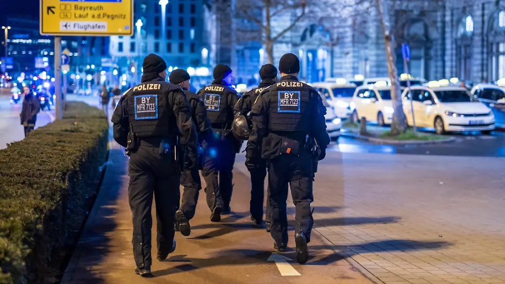 Polizeikraefte-gehen-vor-dem-Hauptbahnhof-Nuernberg-entlang-der-Strecke-eines-Demonstrationszugs-Nach-Nutzerangaben-sichern-sie-den-Verlauf-des-Aufzugs-ab-damit-Teilnehmer-der-rechten-Gruppierung-und-der-Gegendemonstration-nicht-in-direkten-Kontakt-kommen-Polizeieinsatz-bei-Montagsdemo-von-Team-Menschenrechte-und-Gegendemonstrationen-Nuernberg-16-03