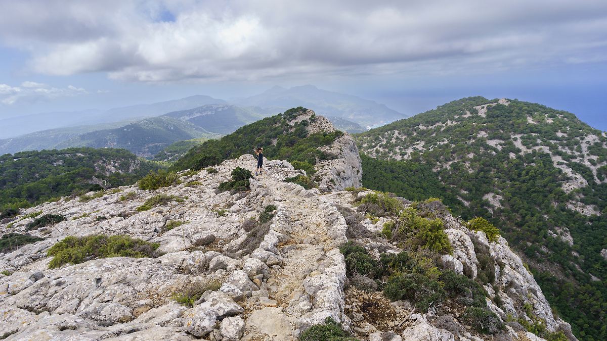 Mit Ausflugsgruppe unterwegs : Deutscher-Wanderer stürzt auf Mallorca 30 Meter in den Tod