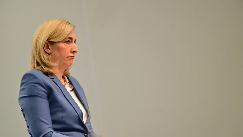 Nina-Warken-CDU-Bundesministerin-fuer-Gesundheit-spricht-waehrend-einer-Pressekonferenz-zur-geplanten-Finanzreform-fuer-die-gesetzliche-Krankenkasse-GKV