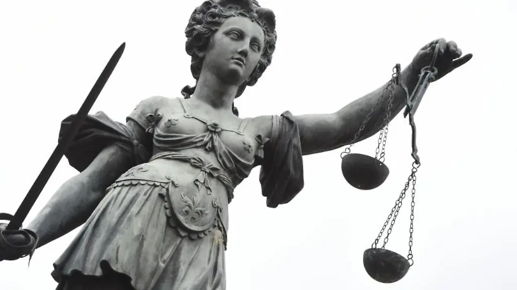 Eine-Bronzeplastik-der-roemischen-Goettin-der-Gerechtigkeit-Justitia