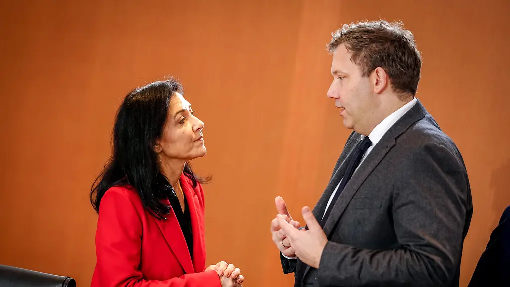 Katherina-Reiche-CDU-Bundesministerin-fuer-Wirtschaft-und-Energie-und-Lars-Klingbeil-SPD-Bundesminister-der-Finanzen-Vizekanzler-und-SPD-Bundesvorsitzender-nehmen-an-der-Sitzung-des-Bundeskabinetts-im-Bundeskanzleramt-teil