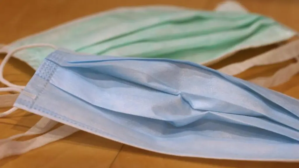 Mundschutz-liegt-auf-einem-Tisch