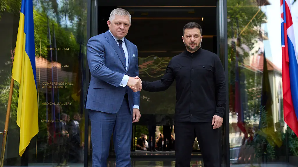 In-this-photo-provided-by-the-Ukrainian-Presidential-Press-Office-Ukrainian-President-Volodymyr-Zelenskyy-right-and-Prime-Minister-of-Slovakia-Robert-Fico-shake-hands-in-Uzhhorod-Ukraine-Friday-Sept-5-2025