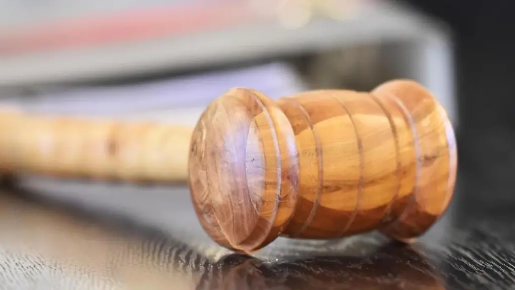 Ein-Richterhammer-liegt-auf-einem-Tisch