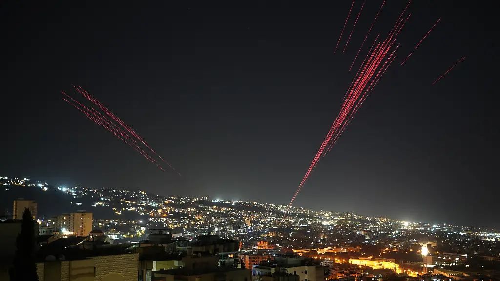 Leuchtspurgeschosse-erhellen-den-Nachthimmel-waehrend-Menschen-nach-einem-Waffenstillstand-zwischen-Israel-und-der-Hisbollah-mit-scharfer-Munition-in-die-Luft-schiessen