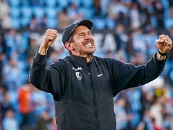 Ganz verliebt in Julian Schuster: Umjubelter Trainer macht Freiburg so erfolgreich wie nie zuvor