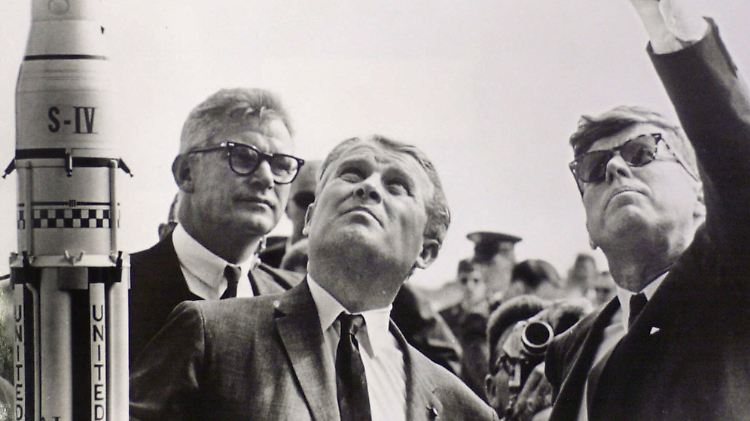 Wernher von Braun (Mitte) erklärt US-Präsident John F. Kennedy in Cape Canaveral das Saturn Launch System. Links: Robert Seamans von der Nasa (Bild von 1963)