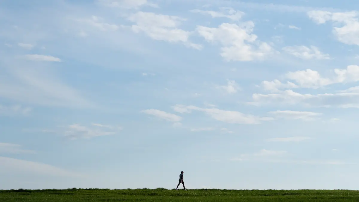 Frau im Park bei kühlem Wetter