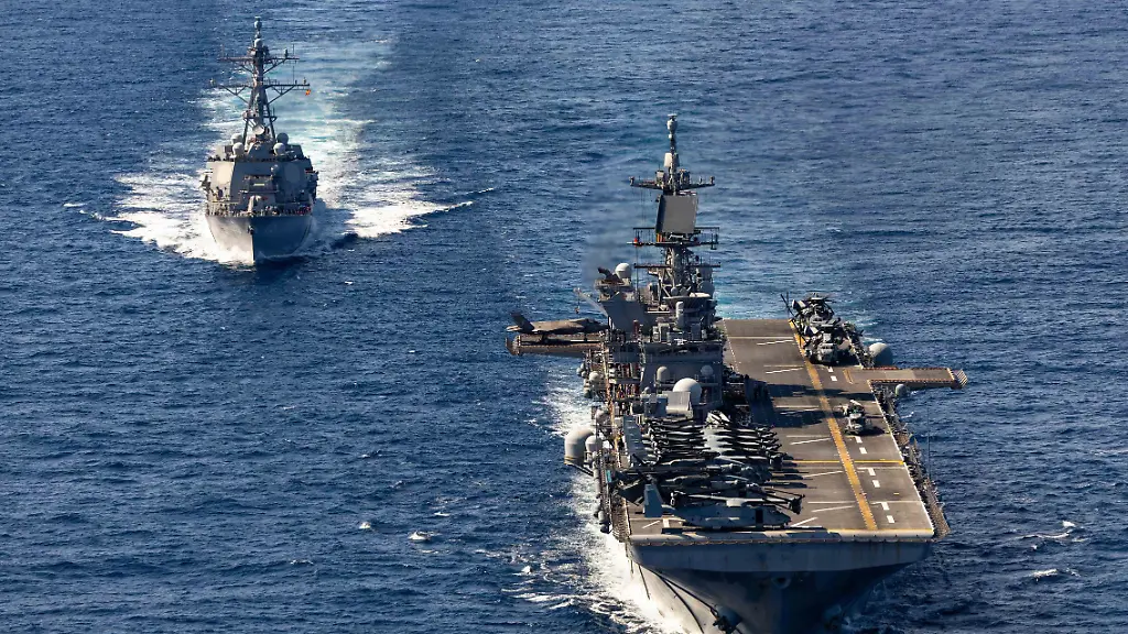 In-diesem-Handout-des-U-S-Central-Command-naehert-sich-der-Lenkwaffenzerstoerer-USS-Rafael-Peralta-DDG-115-der-U-S-Navy-der-Arleigh-Burke-Klasse-links-dem-amphibischen-Angriffsschiff-USS-Tripoli-LHA-7-der-America-Klasse-vor-dem-Nachschub-auf-See-in-der-Philippinischen-See-10-Februar-2026-Rafael-Peralta-ist-dem-Zerstoerergeschwader-DESRON-15-zugeteilt-dem-groessten-DESRON-der-Marine-und-der-wichtigsten-Ueberwassereinheit-der-7-U-S