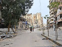 Bereits erste Verstöße?: Trotz Waffenruhe: Hisbollah behält "Finger am Abzug"