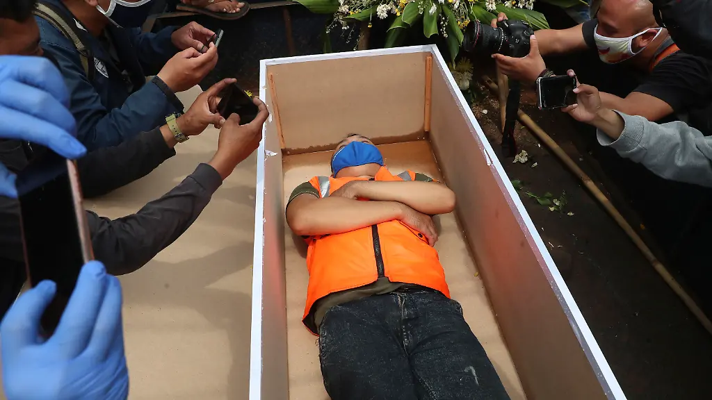 Das-Sargliegen-soll-Maskenverweigerer-in-Jakarta-zum-Umdenken-bewegen