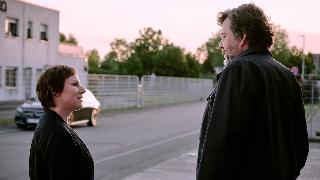 ARD-SWR-TATORT-INNERE-ANGELEGENHEITEN-am-Sonntag-19-04-26-um-20-15-Uhr-im-ERSTEN-Koennen-Franziska-Tobler-Eva-Loebau-und-Friedemann-Berg-Hans-Jochen-Wagner-wieder-vertrauensvoll-zusammenarbeiten-SWR-Benoit-Linder-honorarfrei-Verwendung-gemaess-der-AGB-im-engen-inhaltlichen-redaktionellen-Zusammenhang-mit-genannter-SWR-Sendung-und-bei-Nennung-Bild-SWR-Benoit-Linder-S2-SWR-Presse-Bildkommunikation-Baden-Baden-Tel-07221-929-22202-foto-swr