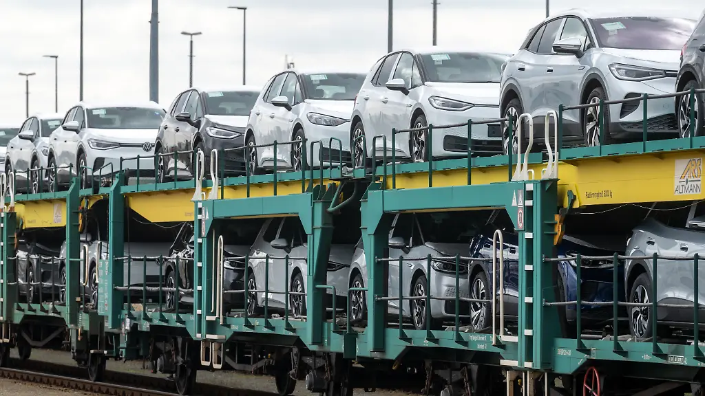 Neuwagen-der-neuen-elektrischen-Fahrzeuge-ID-4-und-ID-3-von-Volkswagen-stehen-verladen-auf-Zuegen-am-Volkswagen-Werk-Zwickau-VW-hat-die-Produktion-an-seinem-Standort-in-Sachsen-komplett-auf-E-Mobilitaet-umgestellt