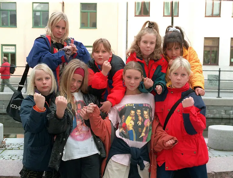 FLICKORNA-FICK-INTE-NAGRA-BILJETTER-TILL-SPICE-GIRLS-KONSERT-JOHANNA-LARSSON-ELIN-KABUSINSKI-SANNA-ERIKSSON-EMILIE-LUNQVIST-EMMA-HALLMAN-JOY-HALLMAN-JENNY-JOENSUU-OCH-JAHANNA-PIETILAe