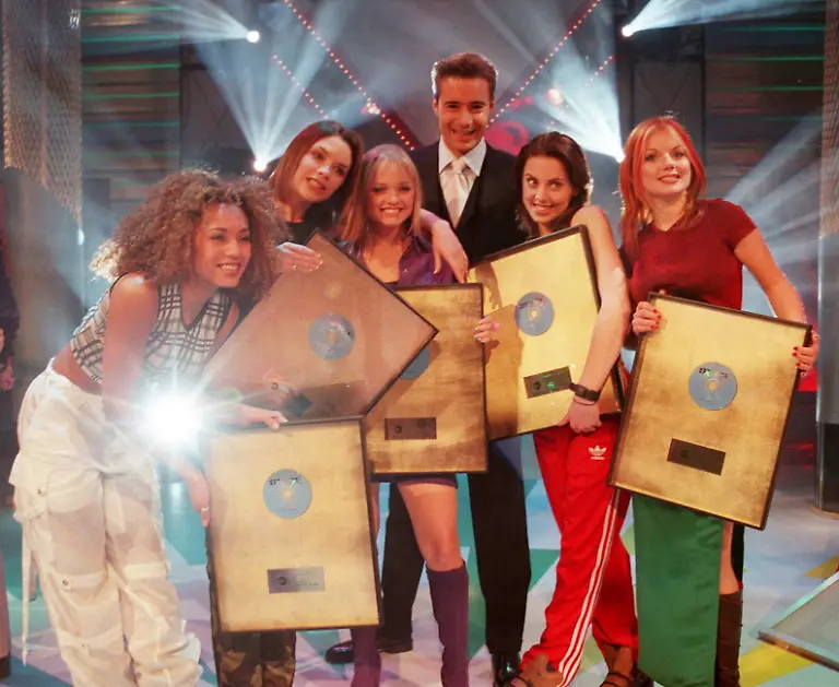 49-Portrait-Spice-Girls-mit-ihrer-1-goldenen-Schallplatte-und-Kai-Pflaume-v-l