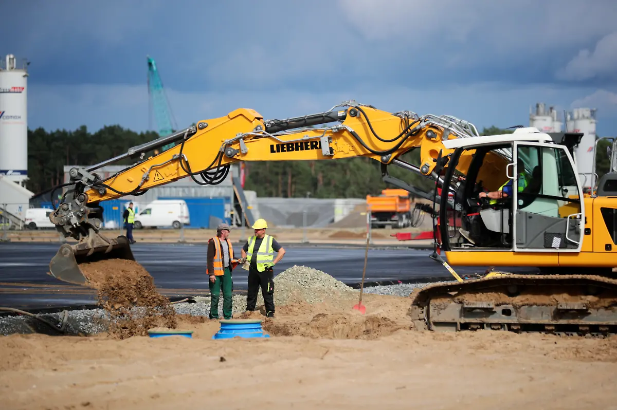 2020-09-02T131426Z-514732264-RC2DQI9N3P8G-RTRMADP-3-TESLA-MUSK-GERMANY