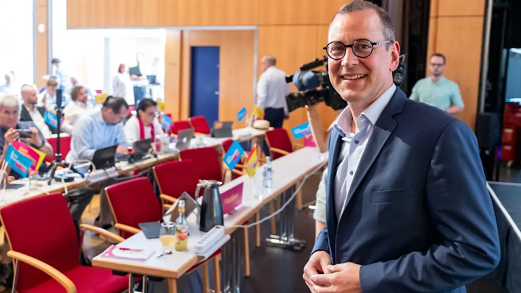 Nach-wenigen-Monaten-an-der-Spitze-der-FDP-in-Bayern-ist-fuer-Michael-Ruoff-schon-wieder-Schluss-Auf-dem-Parteitag-an-diesem-Wochenende-muss-sich-der-Landesverband-einen-neuen-Vorsitzenden-suchen-Vier-Bewerber-haben-bisher-ihr-Interesse-bekundet