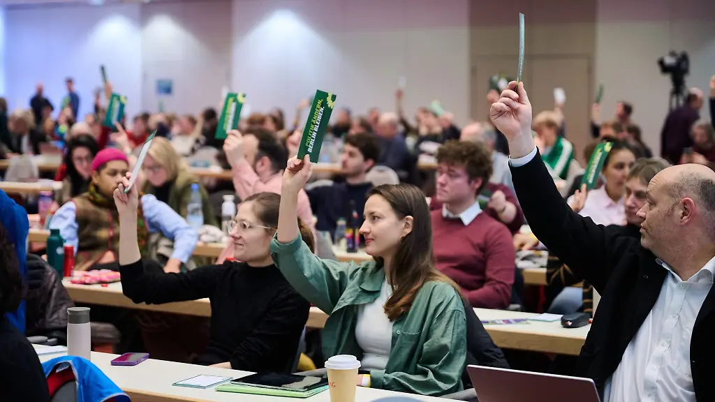 Bei-einer-Mitgliederversammlung-der-Gruenen-koennen-deutlich-mehr-Parteianhaenger-abstimmen-als-bei-normalen-Parteitagen