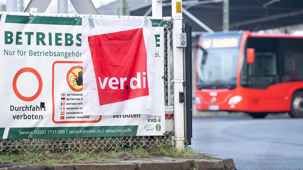 Nach-einem-dreitaegigen-Warnstreik-im-Regionalverkehr-sollen-die-Busse-ab-dem-fruehen-Samstagmorgen-wieder-rollen