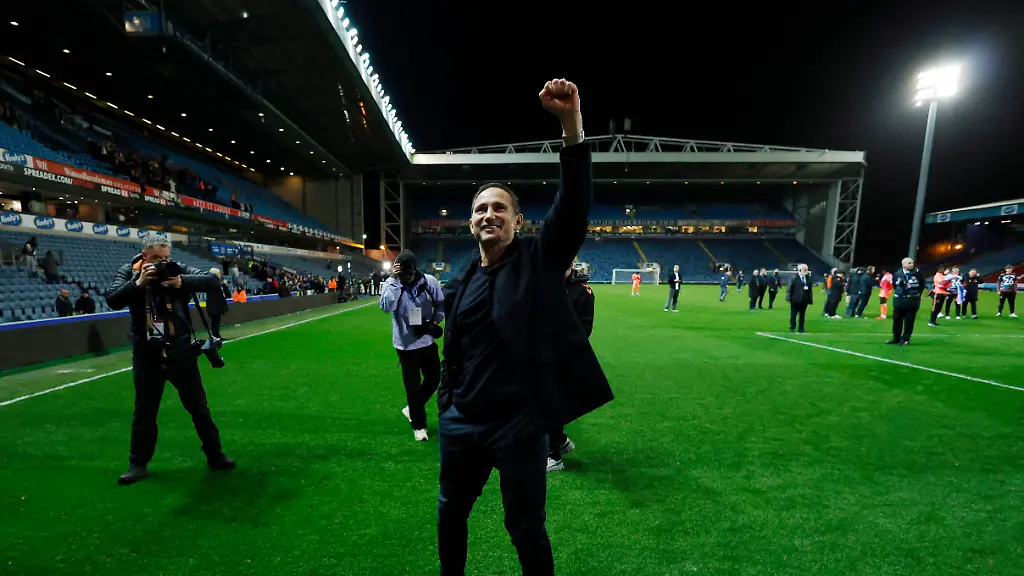 Soccer-Football-Championship-Blackburn-Rovers-v-Coventry-City-Ewood-Park-Blackburn-Britain-April-17-2026-Coventry-City-manager-Frank-Lampard-celebrates-after-winning-promotion-to-the-Premier-League-Action-Images-via-Reuters-Jason-Cairnduff-EDITORIAL-USE-ONLY-NO-USE-WITH-UNAUTHORIZED-AUDIO-VIDEO-DATA-FIXTURE-LISTS-CLUB-LEAGUE-LOGOS-OR-LIVE-SERVICES-ONLINE-IN-MATCH-USE-LIMITED-TO-120-IMAGES-NO-VIDEO-EMULATION-NO-USE-IN-BETTING-GAMES-OR-SINGLE-CLUB-LEAGUE-PLAYER-PUBLICATIONS-PLEASE-CONTACT-YOUR-ACCOUNT-REPRESENTATIVE-FOR-FURTHER-DETAILS