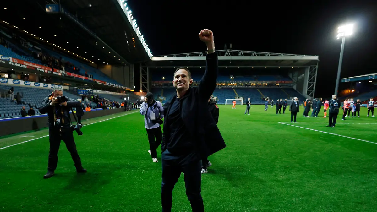 Soccer-Football-Championship-Blackburn-Rovers-v-Coventry-City-Ewood-Park-Blackburn-Britain-April-17-2026-Coventry-City-manager-Frank-Lampard-celebrates-after-winning-promotion-to-the-Premier-League-Action-Images-via-Reuters-Jason-Cairnduff-EDITORIAL-USE-ONLY-NO-USE-WITH-UNAUTHORIZED-AUDIO-VIDEO-DATA-FIXTURE-LISTS-CLUB-LEAGUE-LOGOS-OR-LIVE-SERVICES-ONLINE-IN-MATCH-USE-LIMITED-TO-120-IMAGES-NO-VIDEO-EMULATION-NO-USE-IN-BETTING-GAMES-OR-SINGLE-CLUB-LEAGUE-PLAYER-PUBLICATIONS-PLEASE-CONTACT-YOUR-ACCOUNT-REPRESENTATIVE-FOR-FURTHER-DETAILS