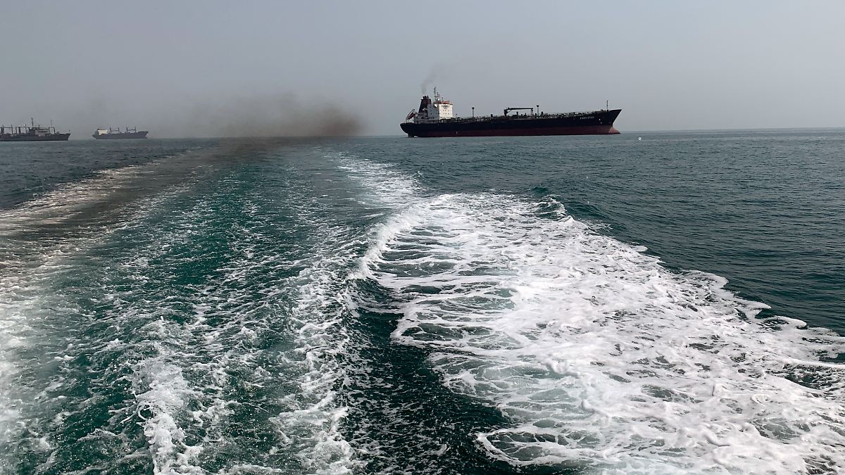 Iran Threatens to Close Strait of Hormuz Amid Rising US Tensions